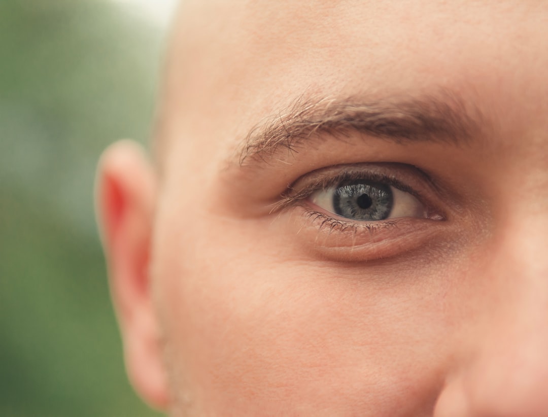Decifrando a Calvície nos Sonhos: Uma Jornada Espiritual e Psicológica à Luz da Tradição Brasileira