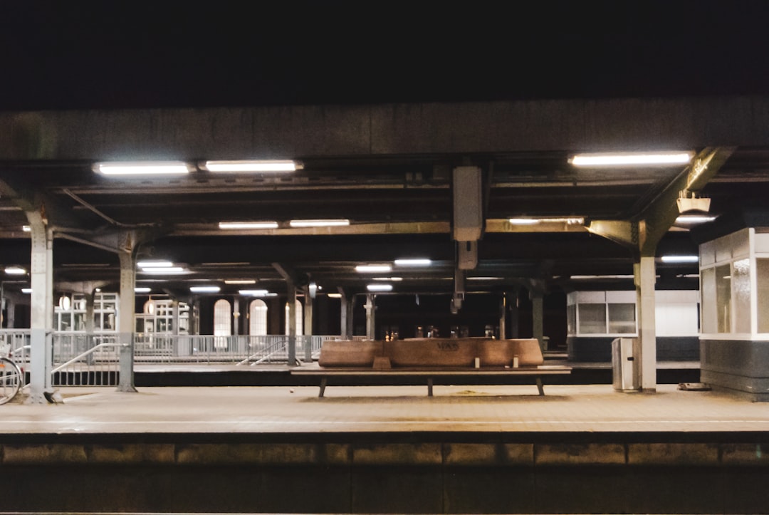 Sonhando com Estações de Trem: Uma Jornada Espiritual e Psicológica à Luz do Brasil